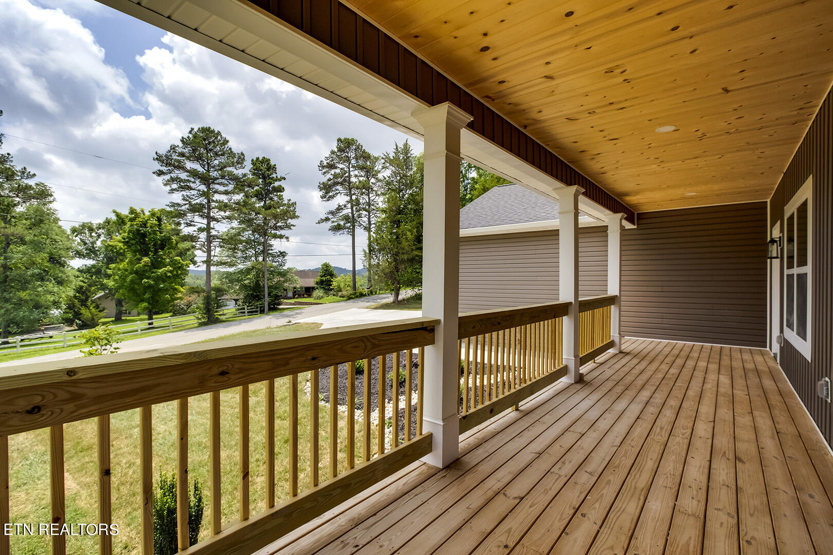 644 Hiwassee Circle Decatur, TN 37322 - Photo 4 of 40 04_HiwasseeCircle_644_FrontPorch