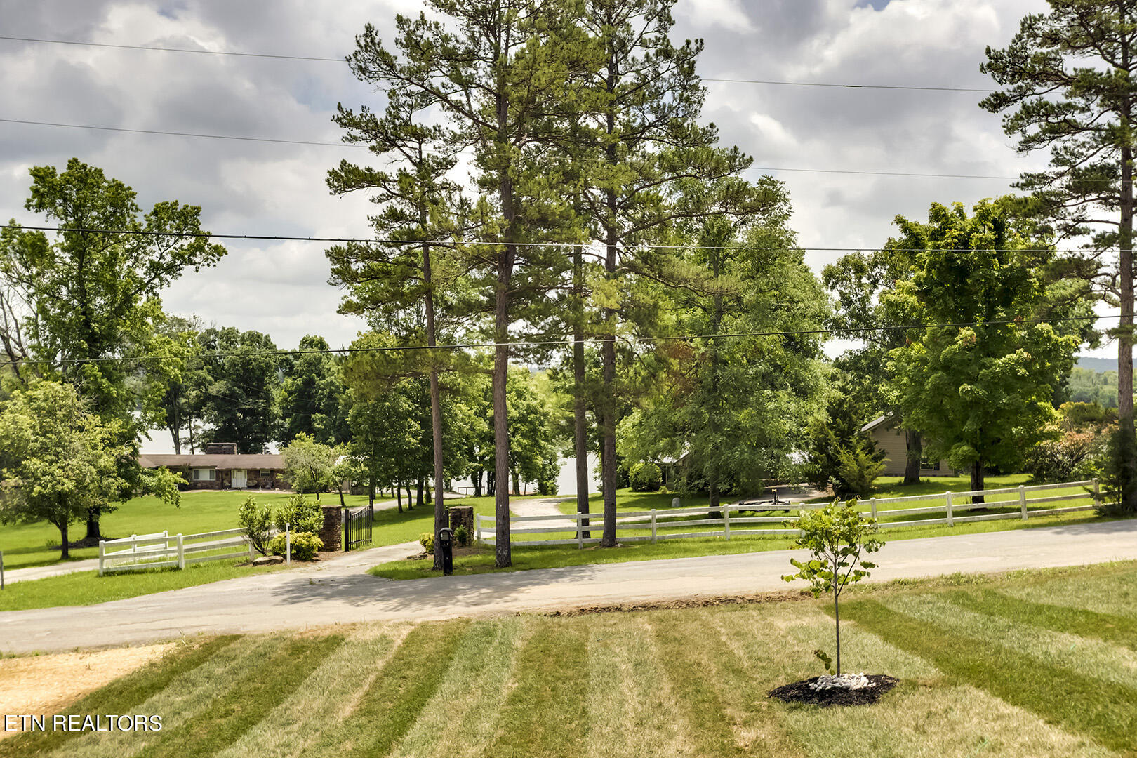 644 Hiwassee Circle Decatur, TN 37322 - Photo 5 of 40 05_HiwasseeCircle_644_FrontPorchView