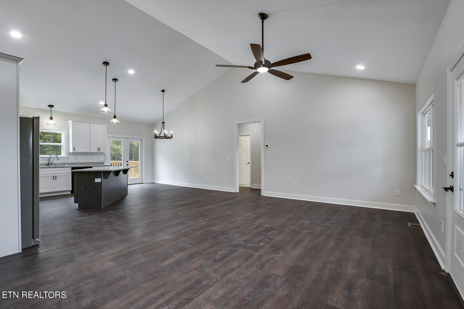 644 Hiwassee Circle Decatur, TN 37322 - Photo 8 of 40 08_HiwasseeCircle_644_Living02