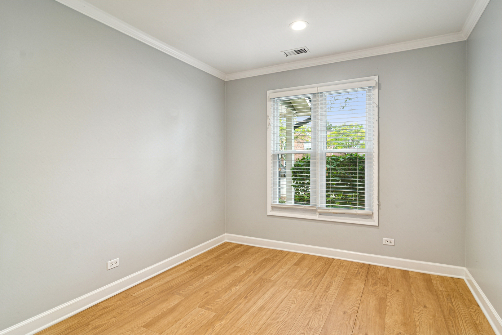 184 Grove Avenue, Unit B Des Plaines, IL 60016 - Photo 17 of 20 an empty room with a window