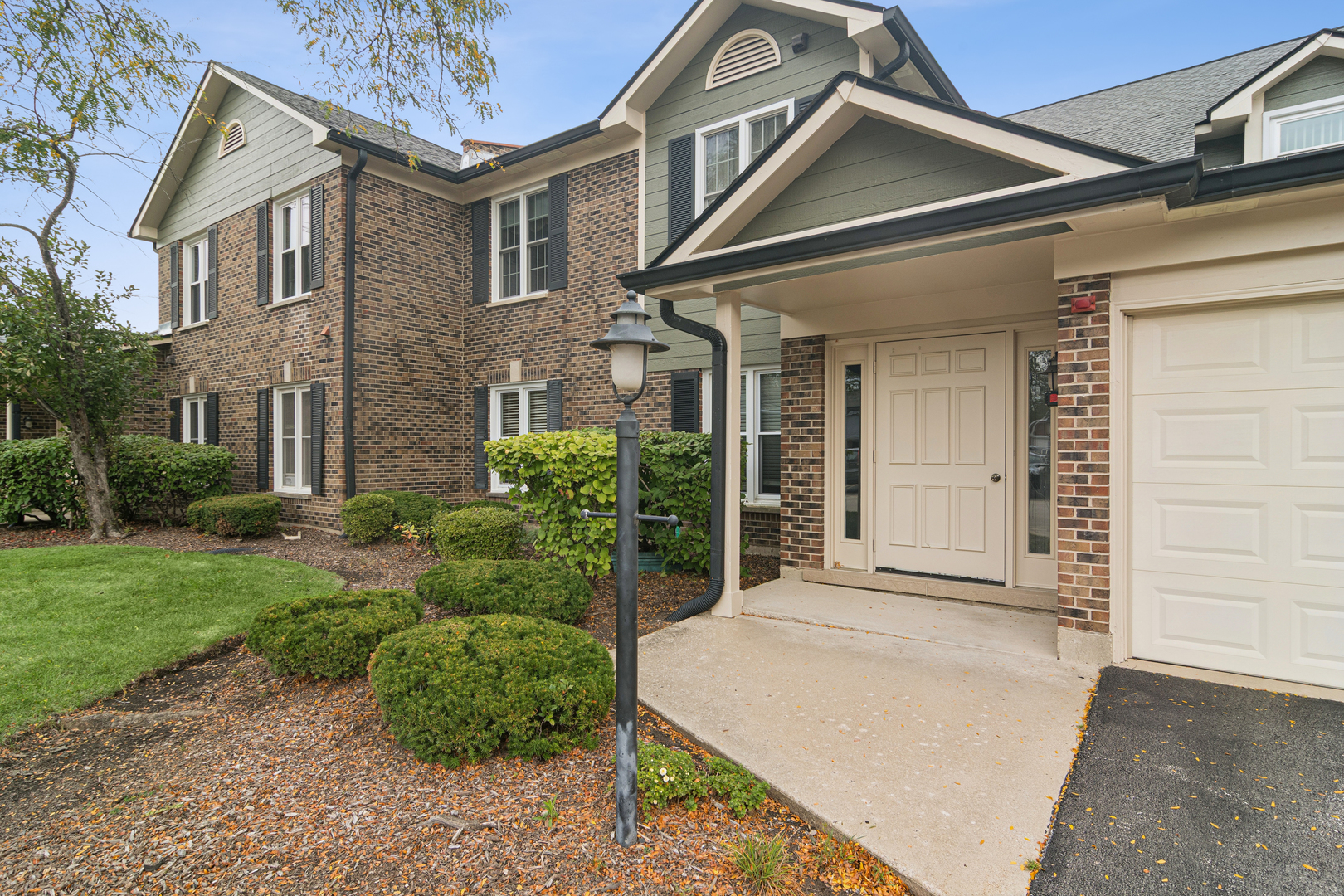184 Grove Avenue, Unit B Des Plaines, IL 60016 - Photo 3 of 20 a front view of a house with a yard