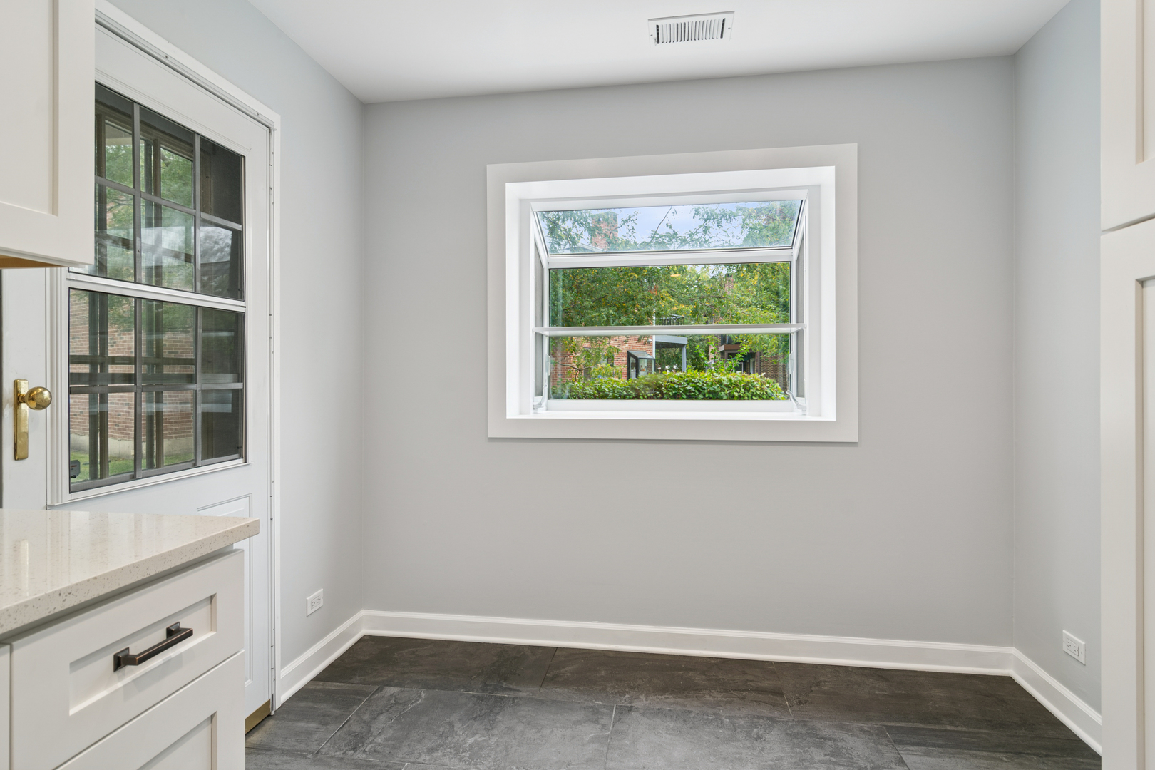 184 Grove Avenue, Unit B Des Plaines, IL 60016 - Photo 9 of 20 an empty room with a window