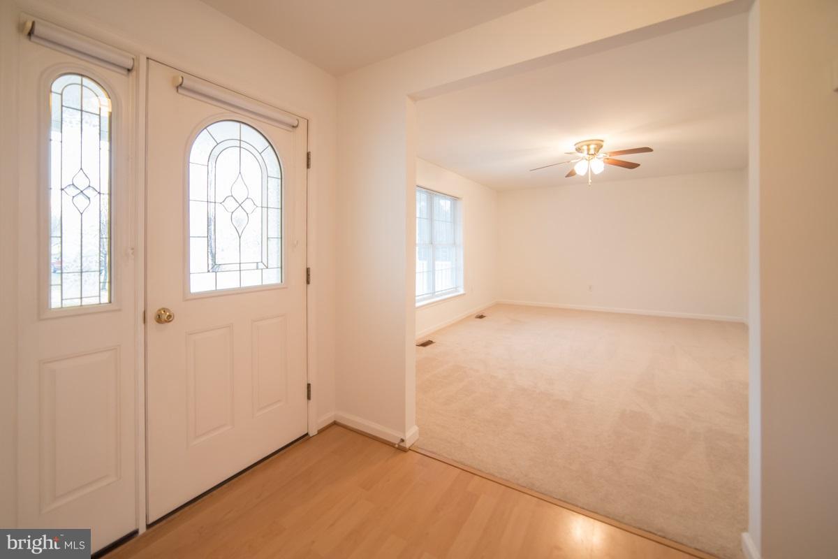 14580 Round Hill Road King George, VA 22485 - Photo 7 of 26 Entryway/Living Room
