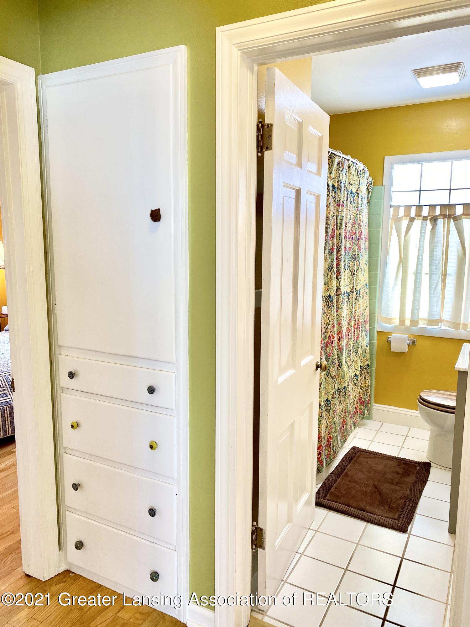 611 Riley Street Lansing, MI 48910 - Photo 31 of 41 Full Bathroom/Hallway