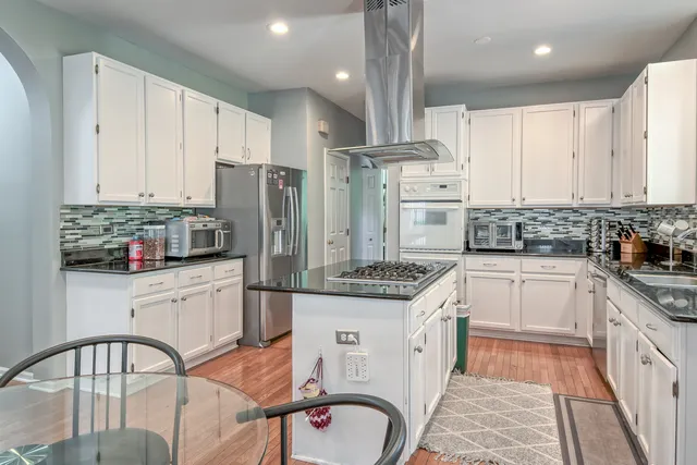 $549,000 | 1094 Vista Drive, Gurnee, IL 60031