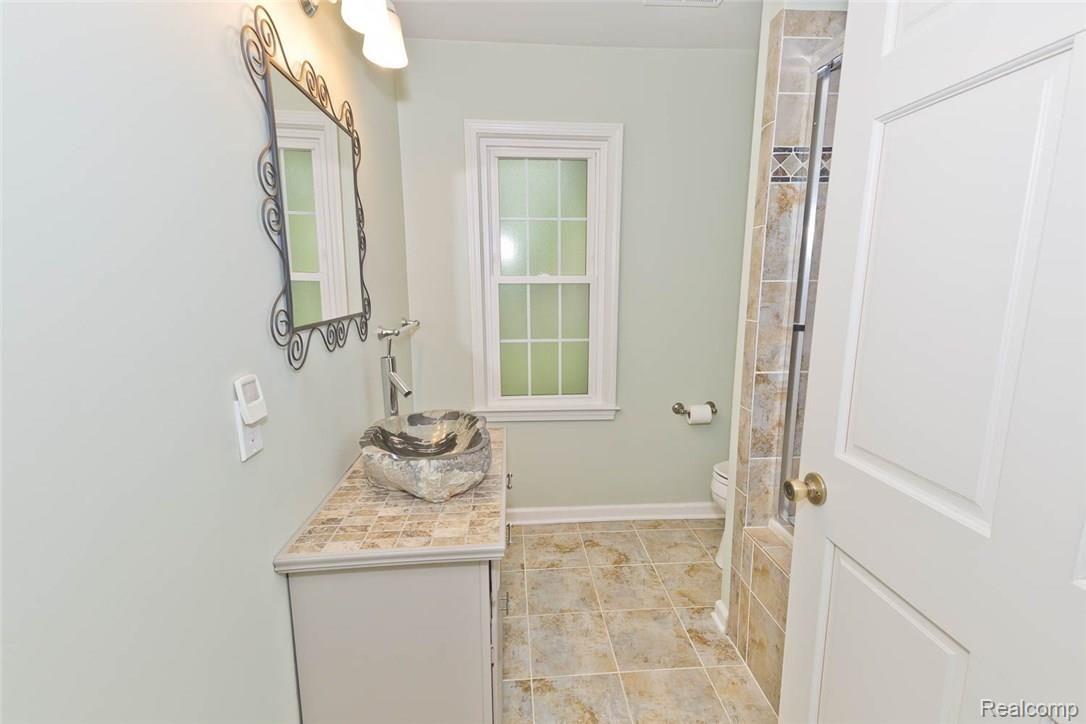 6145 Idlewyle Road Bloomfield Hills, MI 48301 - Photo 21 of 31 Guest Bathroom, tastefully remodeled.