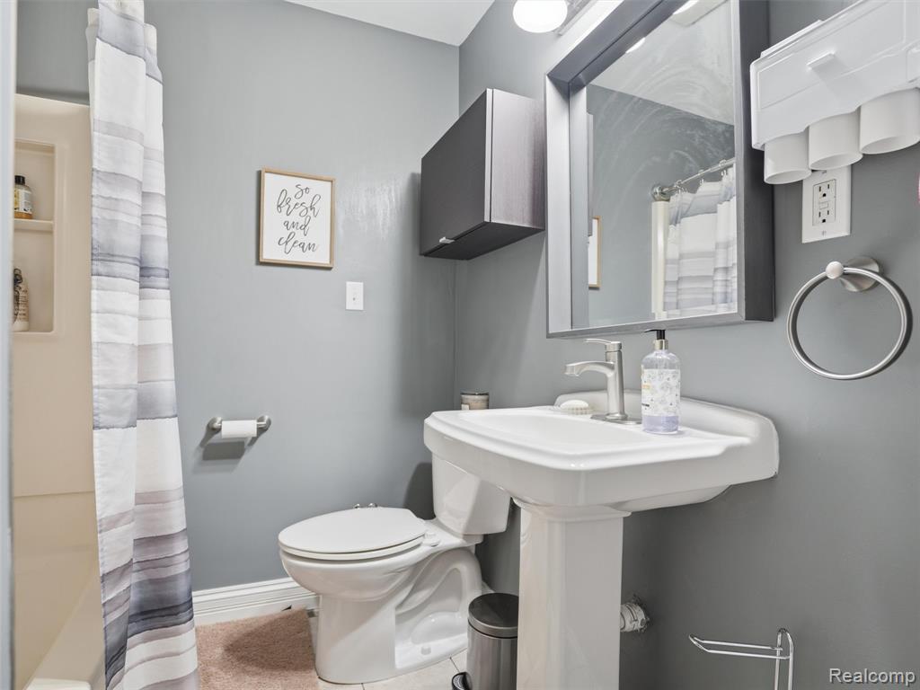 5556 Ormond Road White Lake, MI 48383 - Photo 12 of 49
