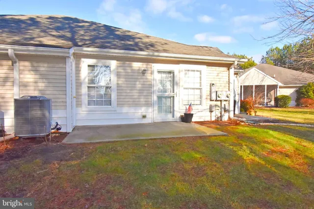 a view of yard with trees