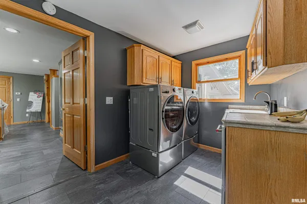 $329,000 | 18 Willow Lane, Lincoln, IL 62656