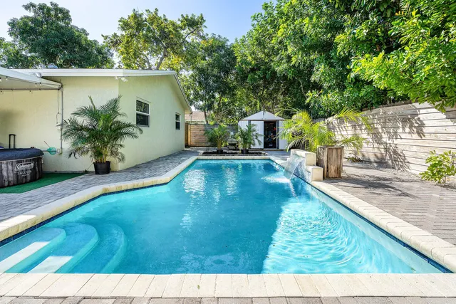 a view of a backyard