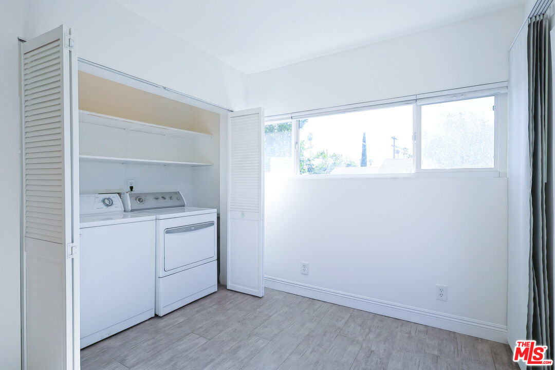 262 MacDonald Street Pasadena, CA 91103 - Photo 17 of 22 a room with a bed and a window