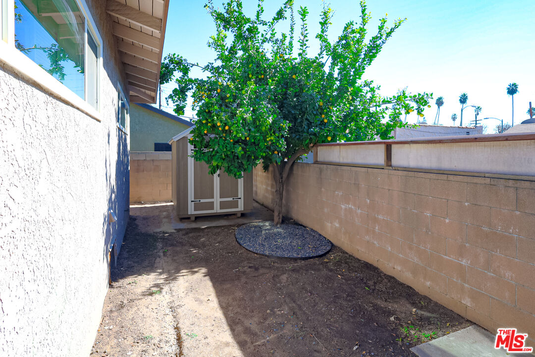 262 MacDonald Street Pasadena, CA 91103 - Photo 22 of 22 a backyard of a house