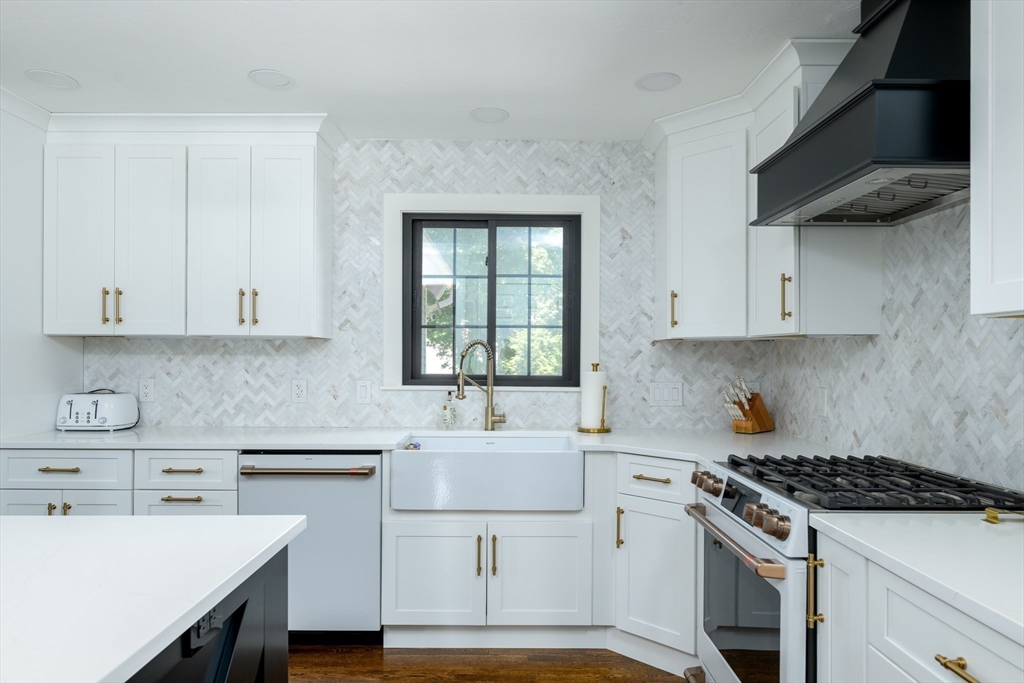 21 Round Table Road Shrewsbury, MA 01545 - Photo 2 of 40