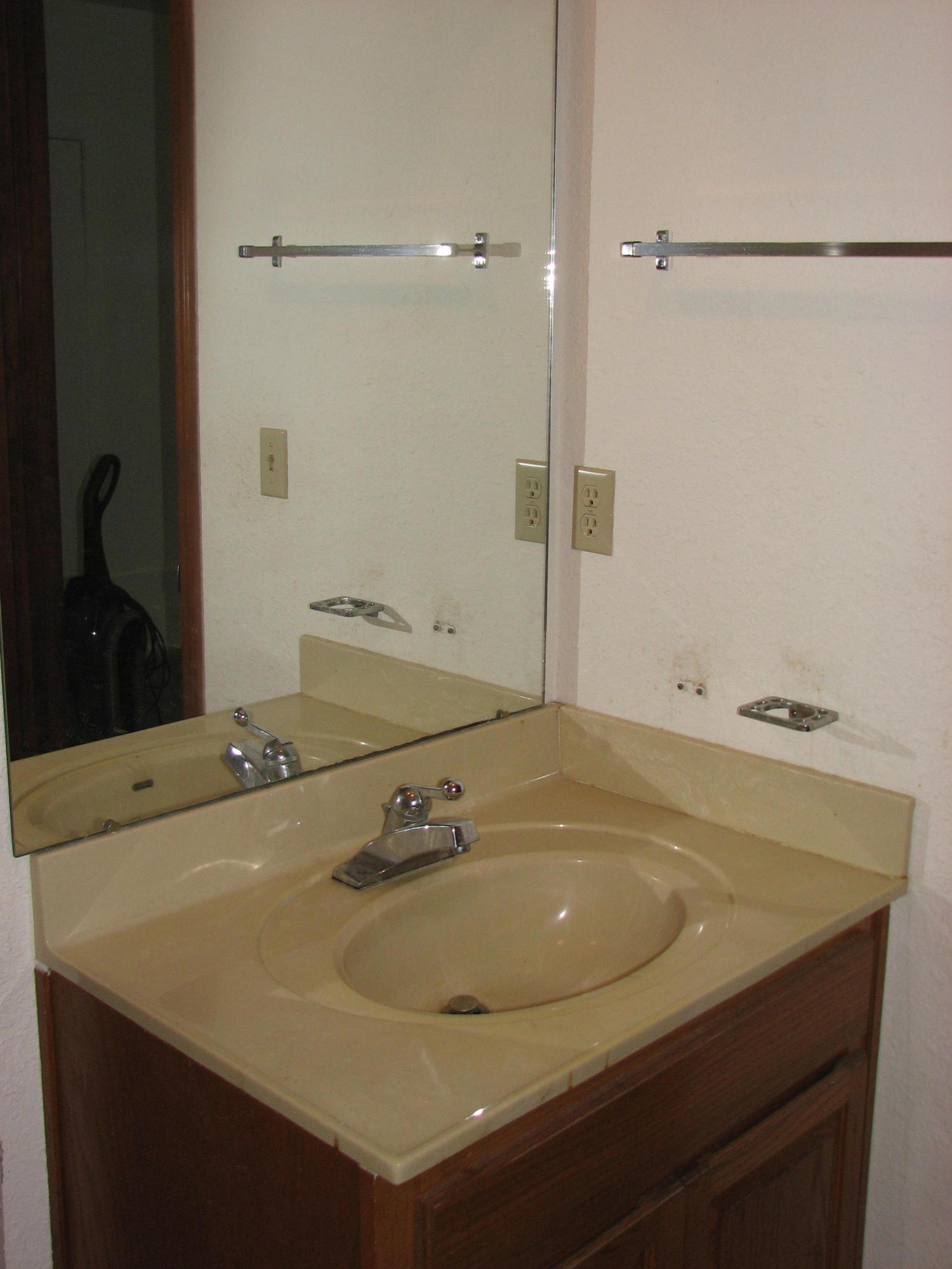 803 Melton Road Baker, FL 32531 - Photo 24 of 36 a bathroom with a sink and a mirror