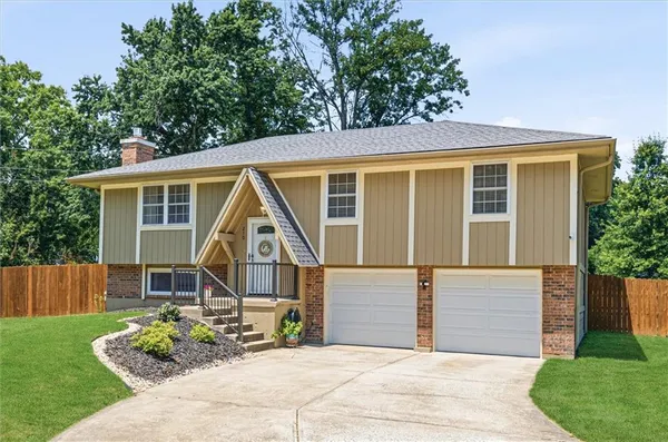 $305,000 | 210 Southeast Circleview Drive, Lee's Summit, MO 64063