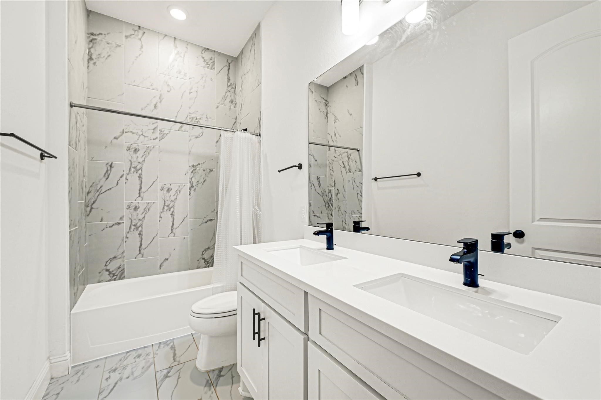 11914 Parsifal Creek Road Humble, TX 77346 - Photo 18 of 37 Junior Suite Bathroom