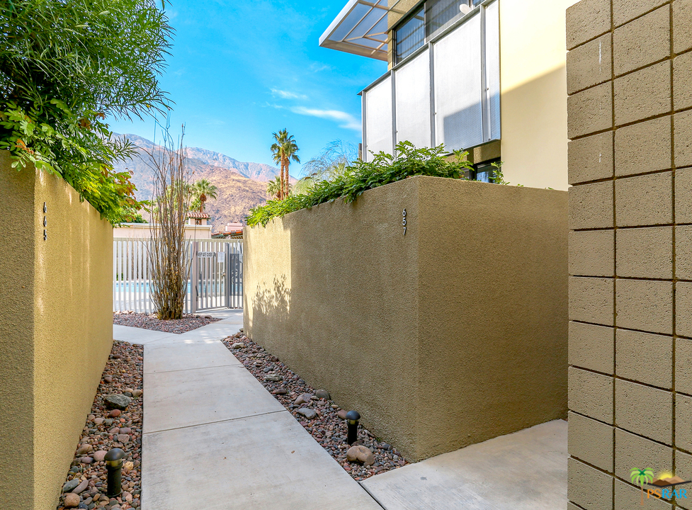 657 East Arenas Road Palm Springs, CA 92262 - Photo 3 of 28 Gallery Image 3