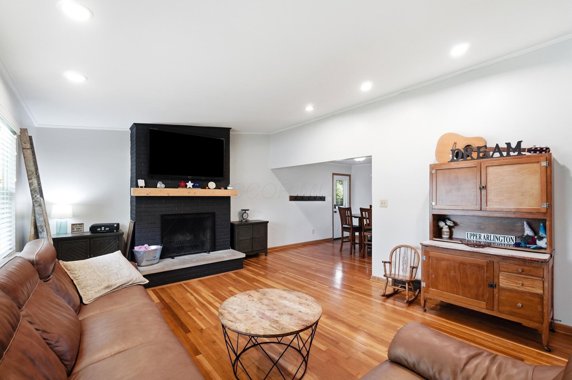 1381 Zollinger Road Columbus, OH 43221 - Photo 4 of 68 013