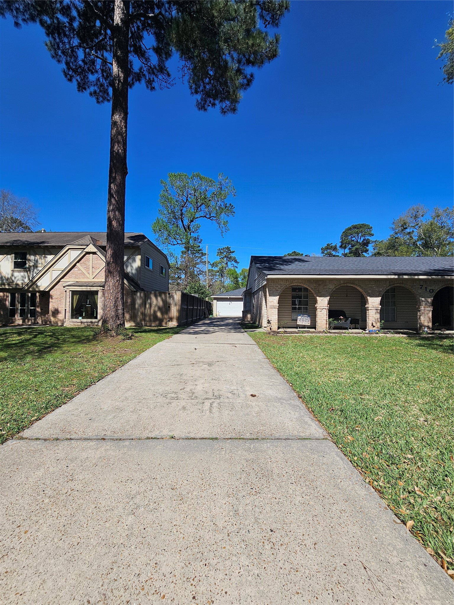 710 Enchanted River Drive Spring, TX 77388 - Photo 4 of 48 Driveway