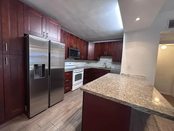 $2,978 | 2700 South University Drive, Unit 7B, Davie, FL 33328