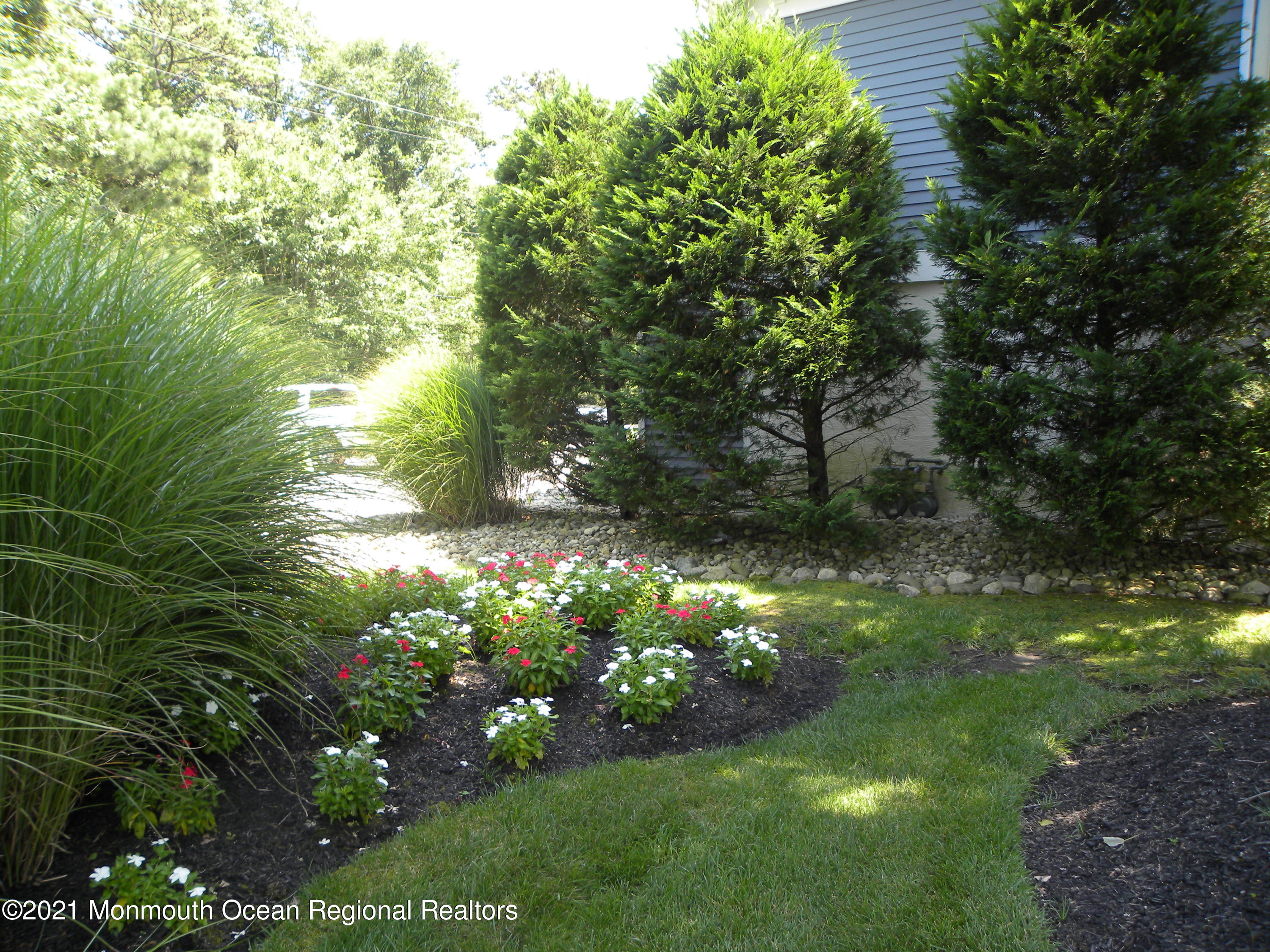 337 Lacey Road, Unit 37 Forked River, NJ 08731 - Photo 32 of 34 a backyard of a house with lots of green space and garden