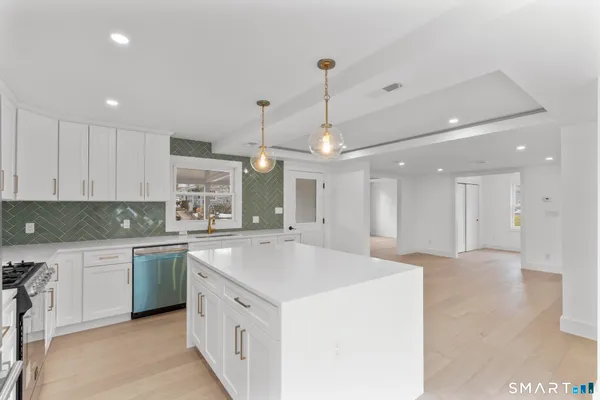 $999,999 | 294 Thimble Island Road, Branford, CT 06405