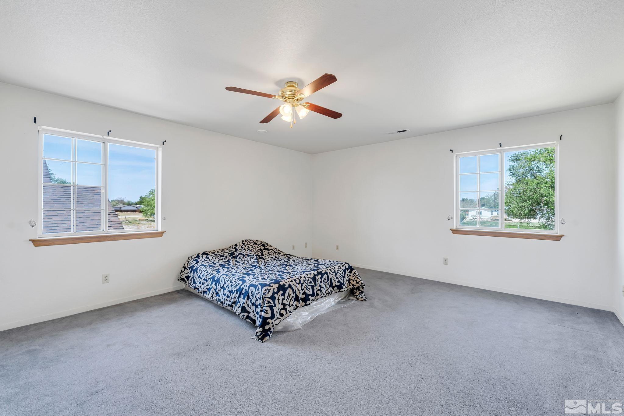 610 Sunset Drive Fallon, NV 89406 - Photo 21 of 36 a living room with furniture and a window