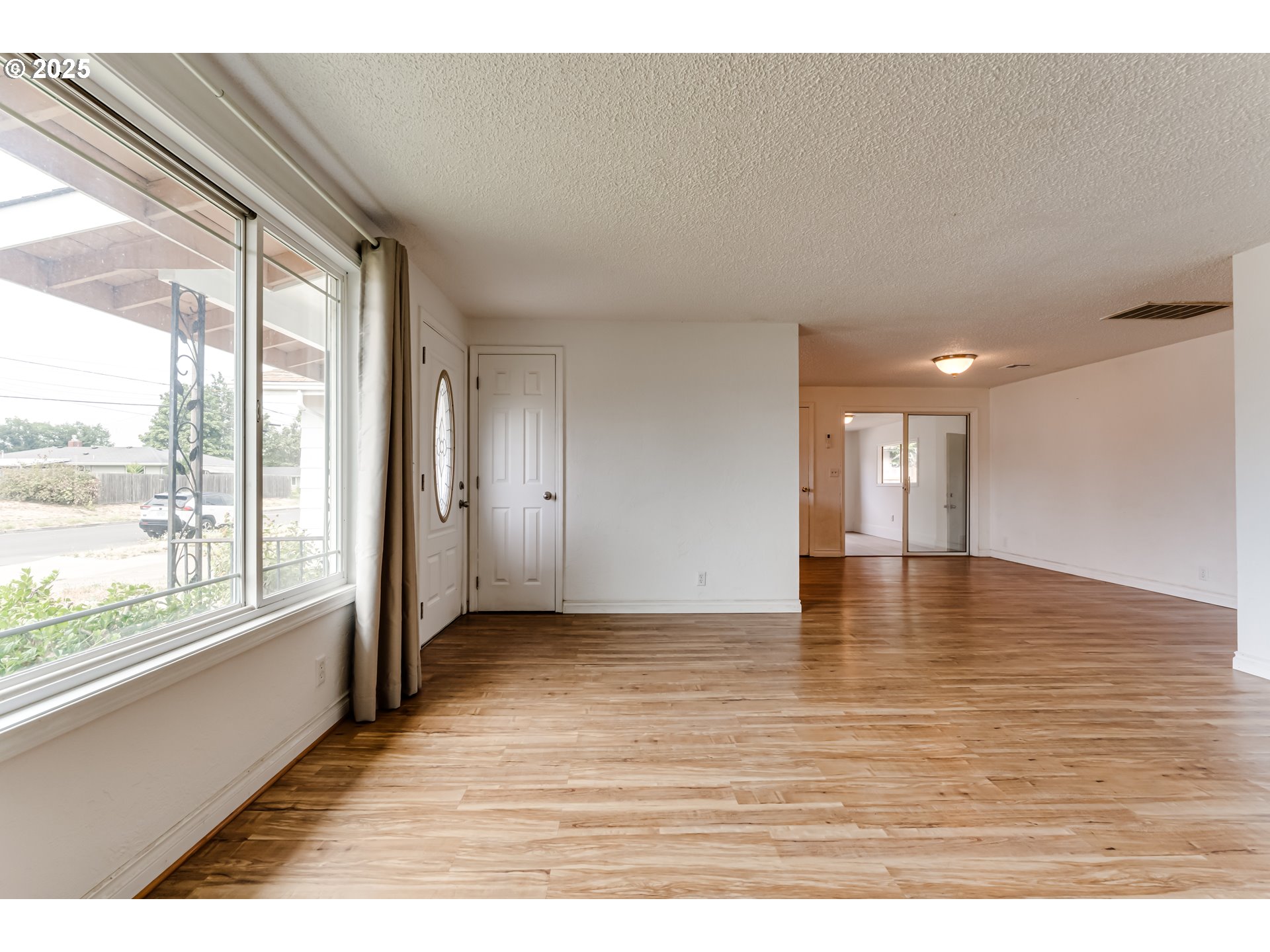 1753 10th Street Springfield, OR 97477 - Photo 7 of 35 a view of an empty room and window