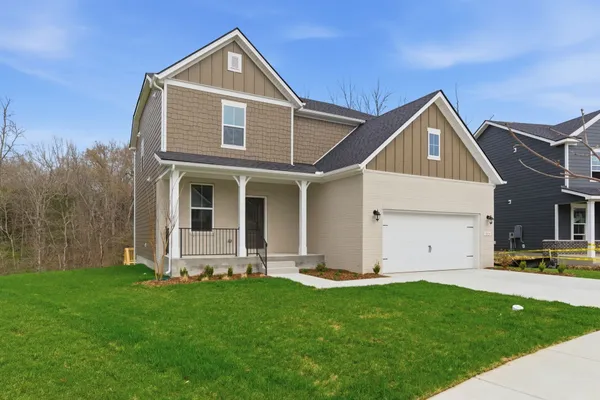 a view of a house with backyard