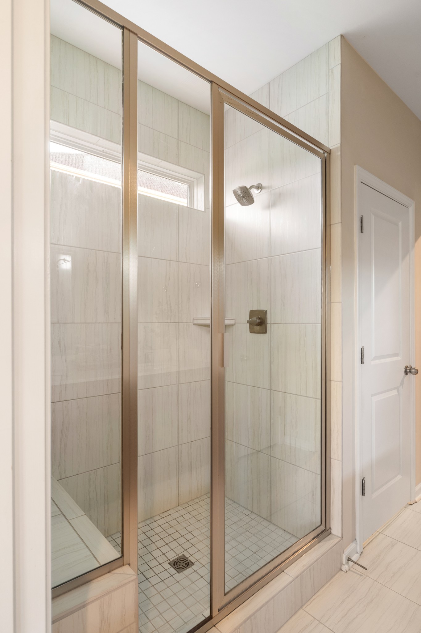 633 Castle Road Mount Juliet, TN 37122 - Photo 13 of 30 a bathroom with a glass shower door