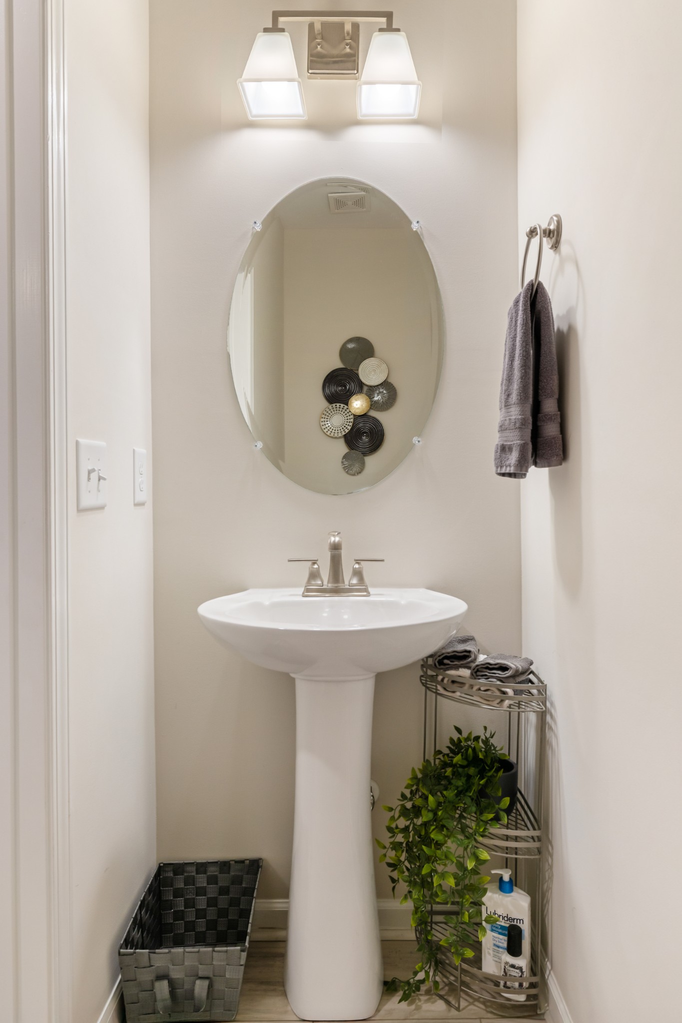 633 Castle Road Mount Juliet, TN 37122 - Photo 17 of 30 a bathroom with a sink and mirror