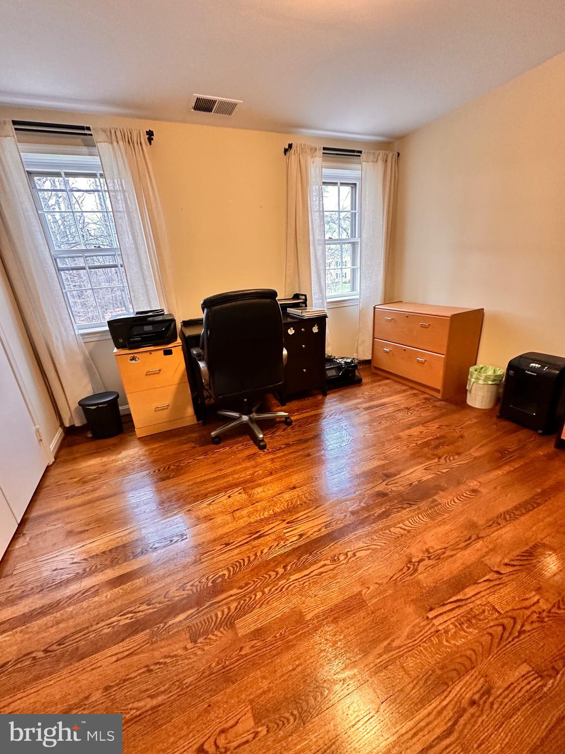 18929 Diary Road Gaithersburg, MD 20886 - Photo 16 of 52 a room with wooden floor and furniture