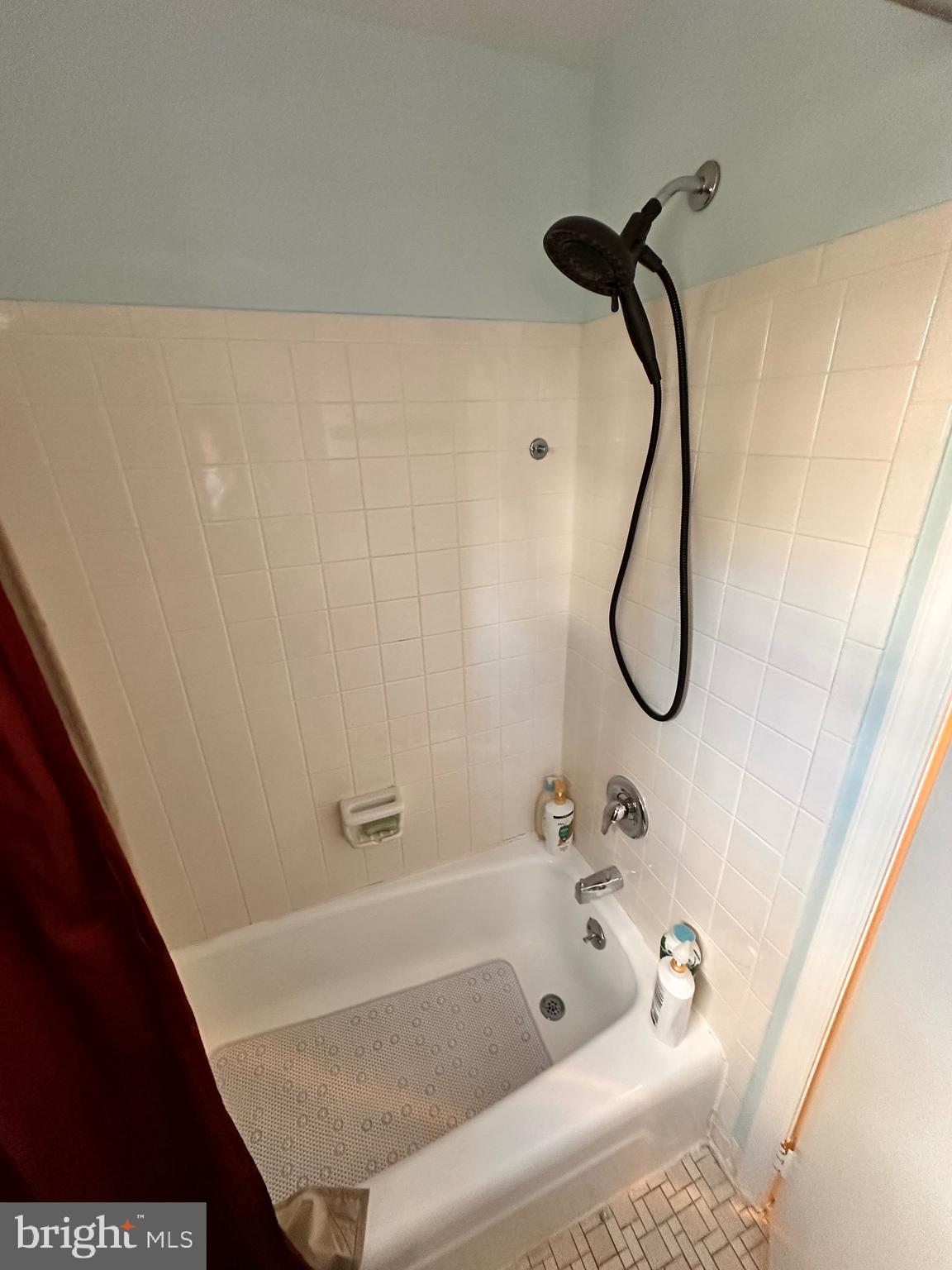 18929 Diary Road Gaithersburg, MD 20886 - Photo 19 of 52 a bathroom with a bath tub and a shower