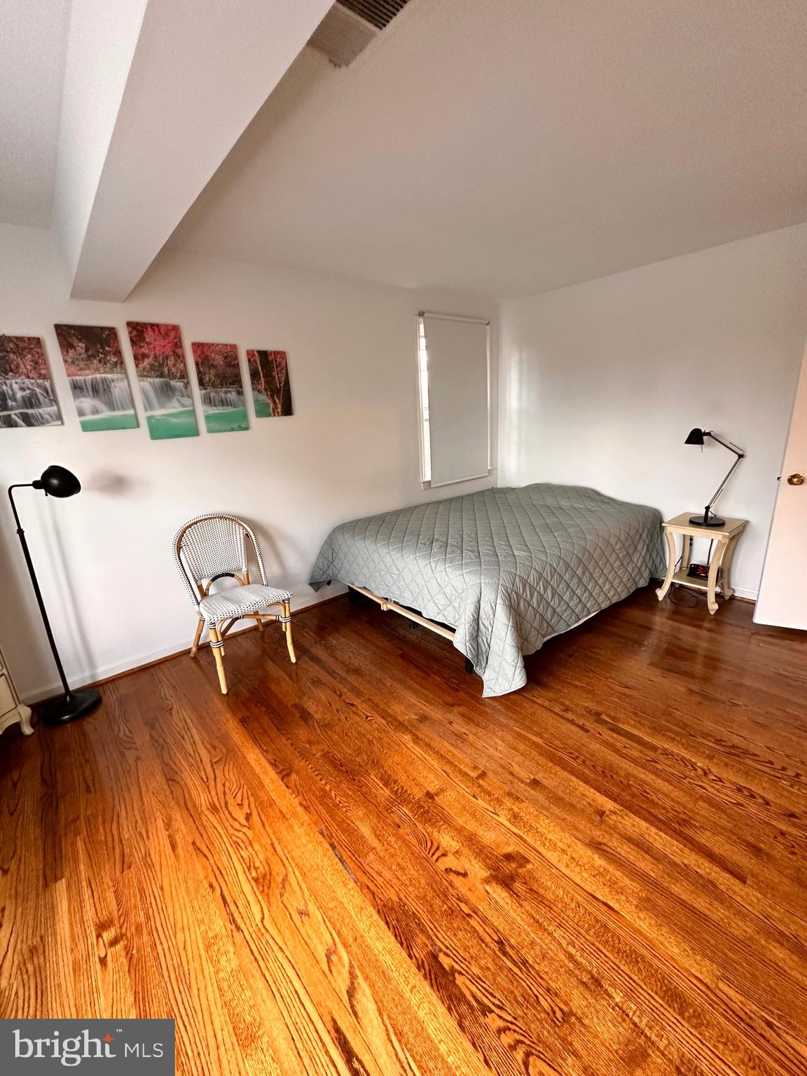 18929 Diary Road Gaithersburg, MD 20886 - Photo 20 of 52 a bedroom with a bed and window
