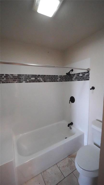 3718 Cliff View Loop Weatherford, TX 76087 - Photo 16 of 24 a bathroom with a bathtub and toilet