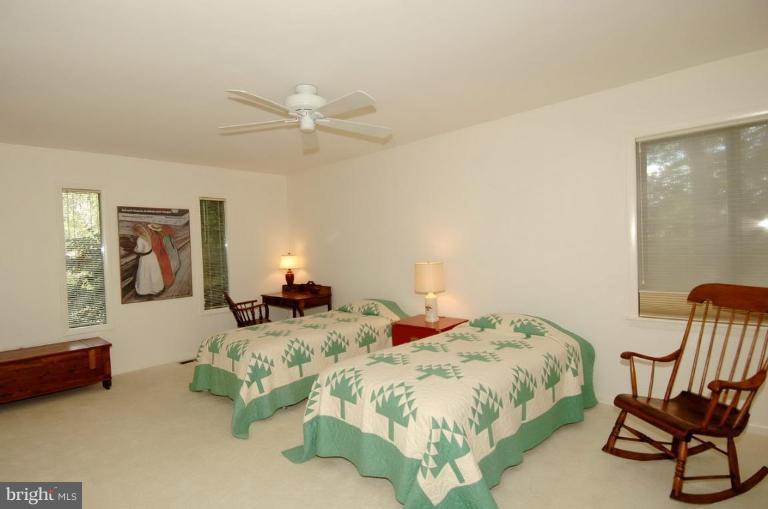 7301 Hooking Road McLean, VA 22101 - Photo 21 of 30 Large bedroom upstairs