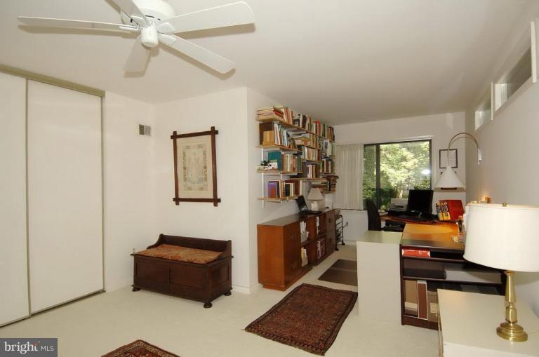 7301 Hooking Road McLean, VA 22101 - Photo 22 of 30 Large bedroom with alcove