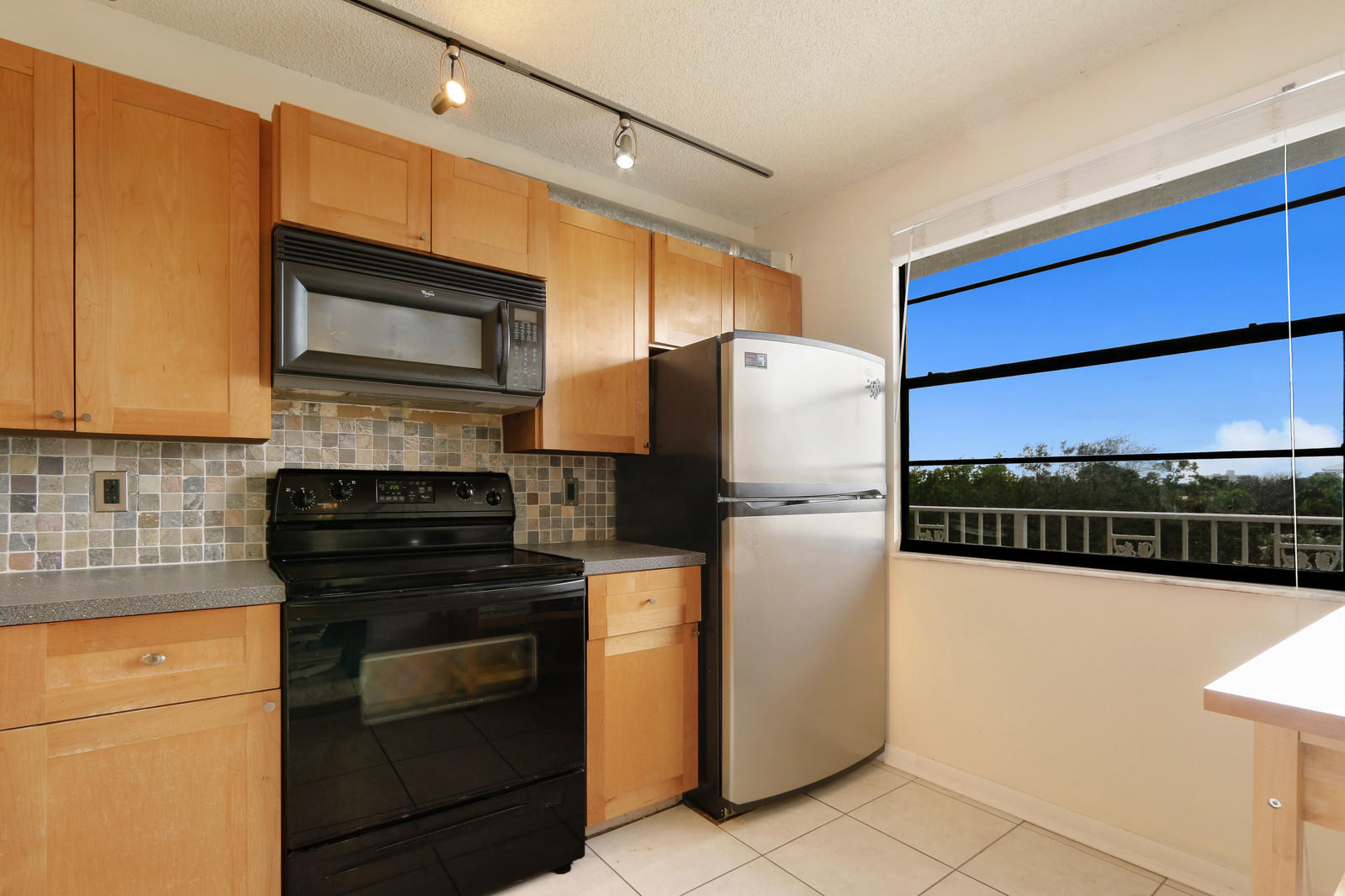 6061 Balboa Circle, Unit 401 Boca Raton, FL 33433 - Photo 3 of 20 07_Image-7_mls