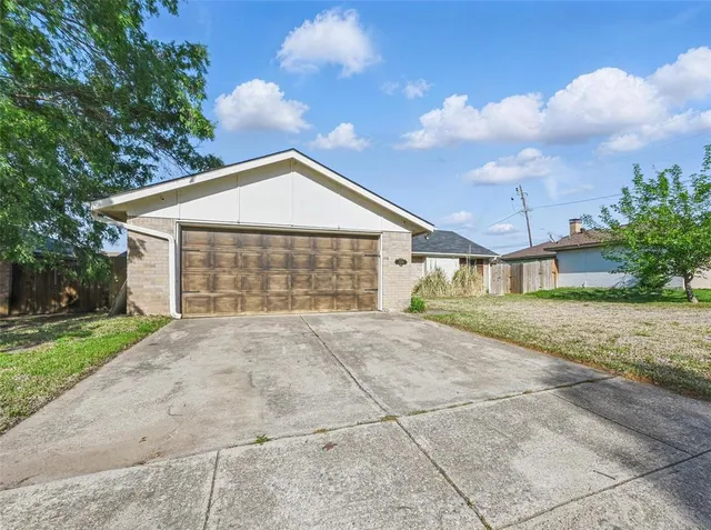 $2,200 | 2306 Lavon Creek Lane, Arlington, TX 76006