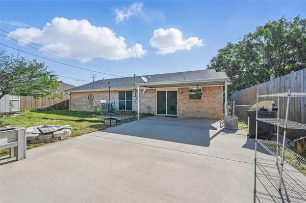a view of a house with backyard and sitting area