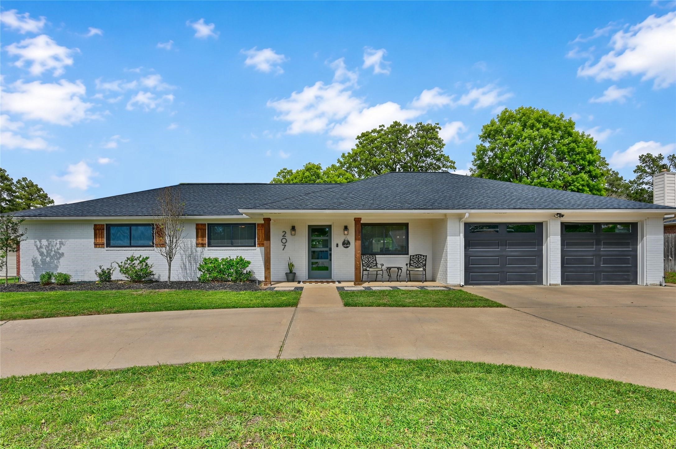 207 Briar Ridge Drive Bellville, TX 77418 - Photo 1 of 41 Front View