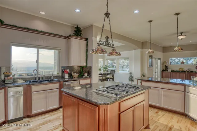 $1,230,000 | 1880 East Grandview Drive, Coeur D'Alene, ID 83815