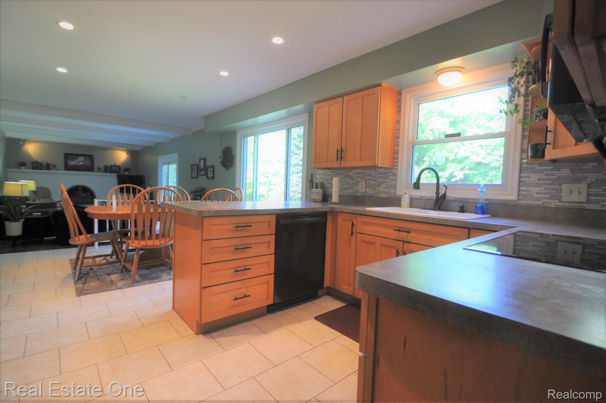 874 Bridgestone Drive Rochester, MI 48309 - Photo 11 of 45