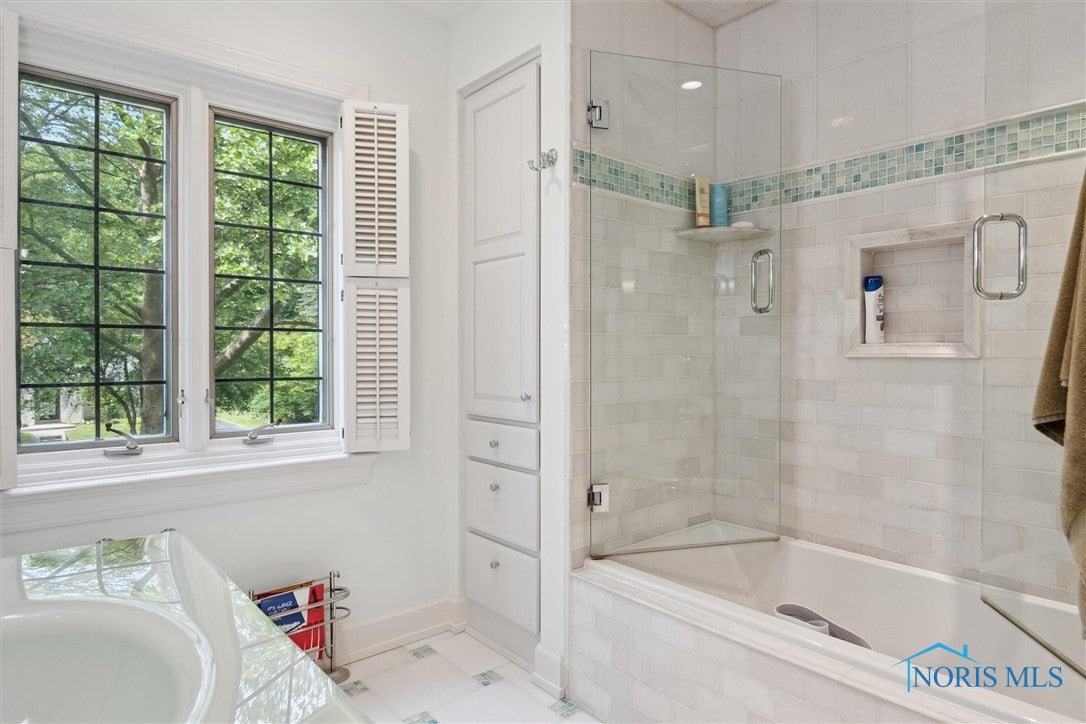 3534 Edgevale Road Toledo, OH 43606 - Photo 27 of 43 Upper Full Bathroom