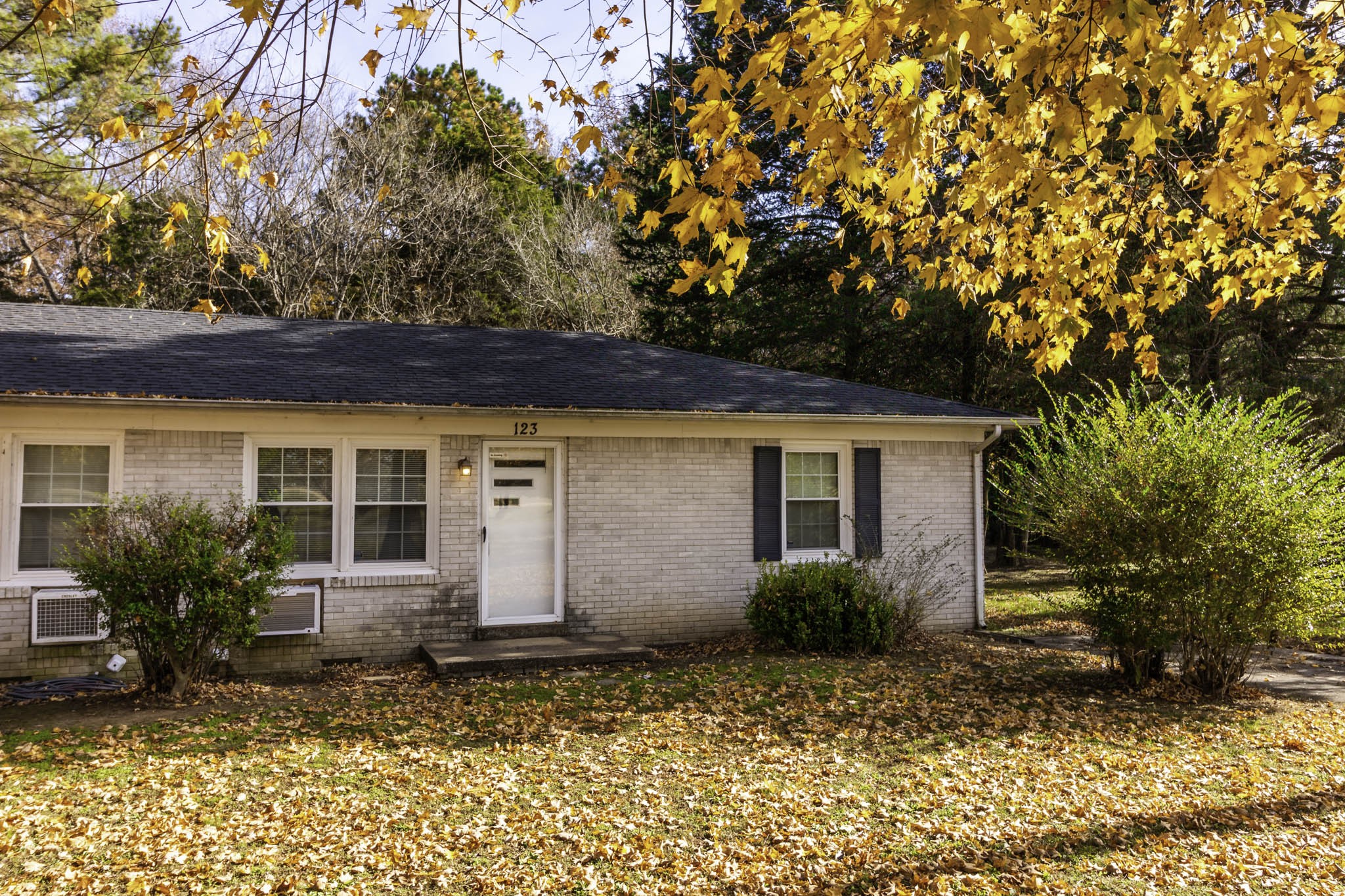 121 Glenn Springs Road Lawrenceburg, TN 38464 - Photo 15 of 17 a front view of a house with garden