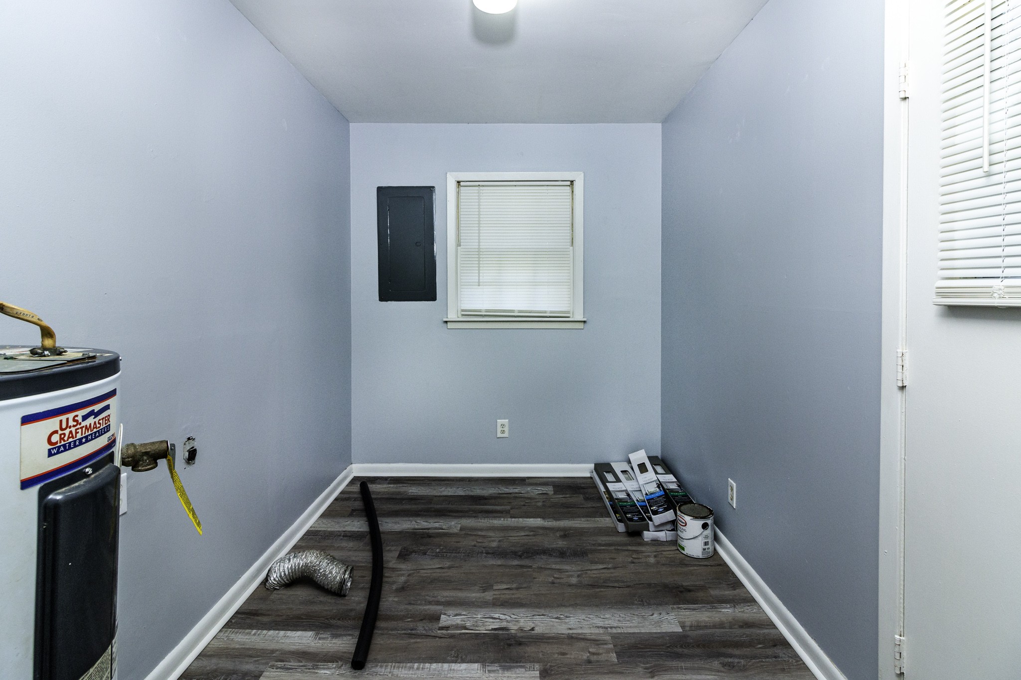 121 Glenn Springs Road Lawrenceburg, TN 38464 - Photo 5 of 17 a room that has a rug and a window