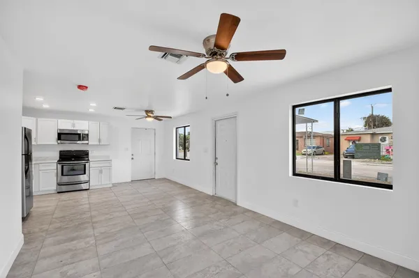 $2,500 | 917 West 2nd Street, Riviera Beach, FL 33404