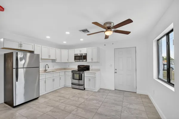 $2,500 | 917 West 2nd Street, Riviera Beach, FL 33404