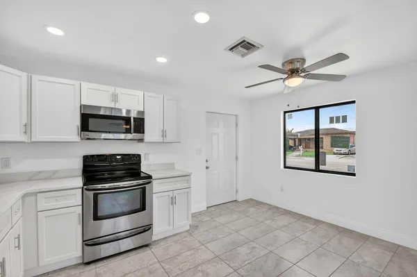 $2,500 | 917 West 2nd Street, Riviera Beach, FL 33404