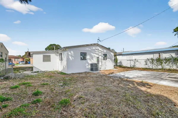 $2,500 | 917 West 2nd Street, Riviera Beach, FL 33404